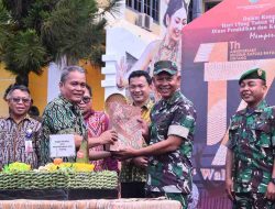 Pasi Ops Kodim 1205/Sintang Kapten Inf Pery Rajaguguk Hadiri Pameran Temporer Kain Tating