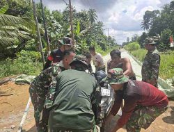 Satgas TMMD Kodim 1207/Pontianak Bantu Warga yang Motornya Terjebak di Jalan yang Sedang Dikerjakan