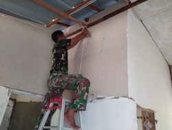 Satgas TMMD Pasang Instalasi Listrik Di RTLH