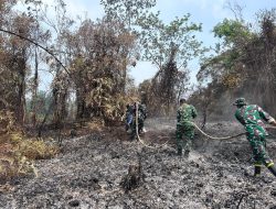 Koramil 14 Sayan Bersama BKO Yon TP 534/Vira Dharma dan Warga Padamkan Kebakaran di Sejumlah Titik