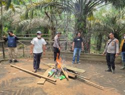Polsek Sepauk Bongkar dan Bakar Sisa Arena Sabung Ayam di Desa Nanga Libau
